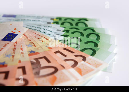 Fünfzig und hundert Euro-Banknoten aufgefächert auf dem Tisch Stockfoto