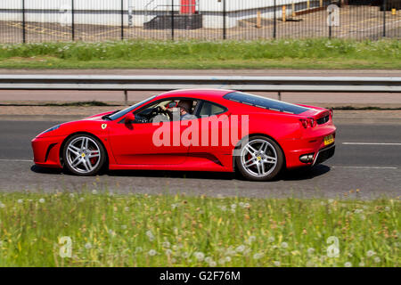 Ein roter Ferrari F430 Sportwagen Reisen entlang der Kingsway West Schnellstraße in Dundee, Großbritannien Stockfoto