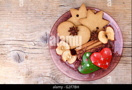 Thema Weihnachten Stillleben mit Lebkuchen und Zimt Sterne Kekse und Gewürze auf Glasplatte Stockfoto