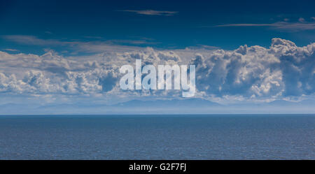 Wolken über den Lake District, gesehen in der Solway Firth von Castle Point, in der Nähe von Rockcliffe, Dumfries & Galloway, Schottland Stockfoto