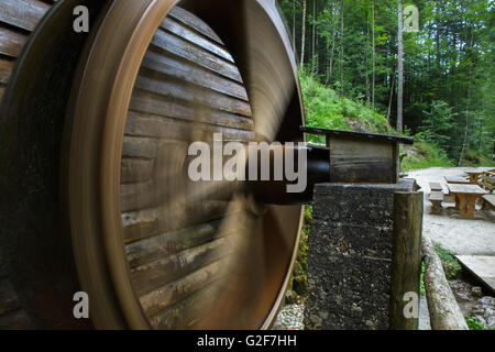 Schnelles Spinnrad der Wassermühle in den österreichischen Alpen Stockfoto