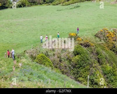 Wanderer auf dem Küstenpfad zwischen Rockcliffe und Sandyhills, in der Nähe von Castle Point, Rockcliffe, Dumfries & Galloway, Schottland Stockfoto