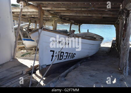 Angelboot/Fischerboot gebunden im Boot Schuppen auf Formentera Stockfoto