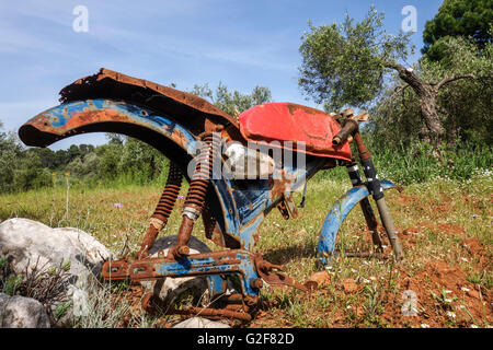 Rostigen alten verfallenes klassische Fahrrad zurückgelassen in Olivenhainen, Spanien. Stockfoto