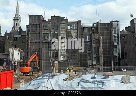 Blick auf Abriss-Baustelle von Andrew Borde Straße in der Nähe von Tottenham Court Road mit Blick auf St. Giles Bereich London UK KATHY DEWITT Stockfoto