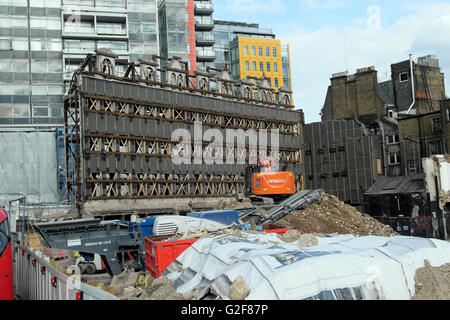 Ansicht Gebäude noch auf Abriss-Baustelle von Andrew Borde Straße in der Nähe von Tottenham Court Road mit Blick auf St. Giles Bereich London UK KATHY DEWITT Stockfoto