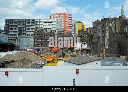 Blick auf Abriss-Baustelle von Andrew Borde Straße in der Nähe von Tottenham Court Road mit Blick auf St. Giles Bereich London UK KATHY DEWITT Stockfoto