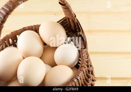 Frischen Eiern in einem hölzernen Korb Stockfoto