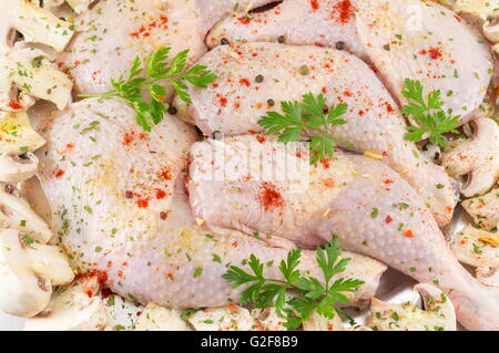 Rohe Hühnerflügel mit Gewürzen und bereit für das Kochen Stockfoto