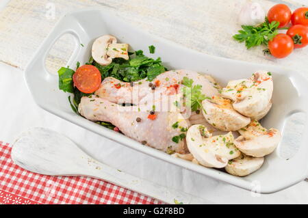 Rohe Hühnerflügel in einer Schüssel mit Gewürzen und bereit für das Kochen Stockfoto