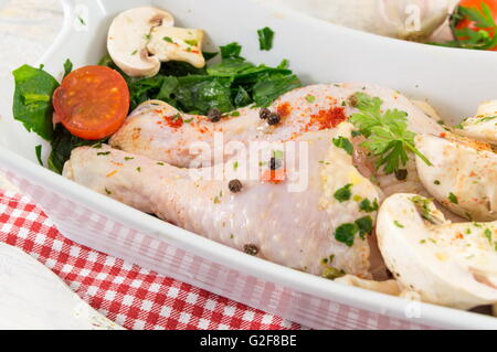 Rohe Hühnerflügel in einer Schüssel mit Gewürzen und bereit für das Kochen Stockfoto