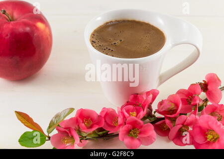 Japanische rose Blumen und eine Tasse Kaffee Stockfoto