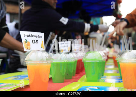 Bunten, fruchtigen Drinks, für den Verkauf auf trendige Brick Lane Sonntagsmarkt, in East London, England, UK Stockfoto