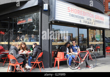 Die Shoreditch Grind, ein Café und eine Bar mit einer 1950er Jahre Diner-Stil Fassade, am Kreisverkehr der Old Street in East London, England Stockfoto