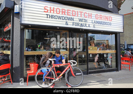 Die Shoreditch Grind, ein Café und eine Bar mit einer 1950er Jahre Diner-Stil Fassade, am Kreisverkehr der Old Street in East London, England Stockfoto