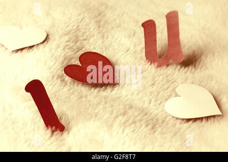 Ausschnitt-Buchstaben i love you auf Wolle Hintergrund vintage Stockfoto