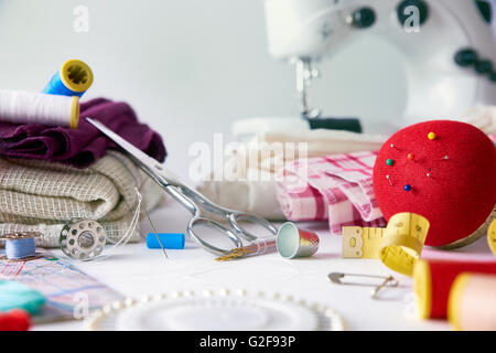 Nähen und nützliches für das Nähen. Horizontale Komposition. Vorderansicht Stockfoto