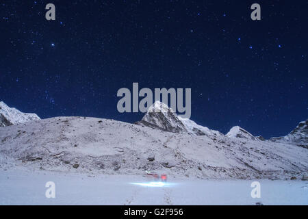 Trekking zum Kala Pattar in diesem Besucher klar Mondschein nachts Gorak Shep in Nepal entlang der Hauptroute zum Mt. Everest Base Stockfoto