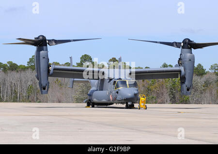 Ein US Air Force CV-22 Osprey vom 8. Special Operations Squadron, 1st Special Operations Wing auf der Rampe im Hurlburt Field Stockfoto