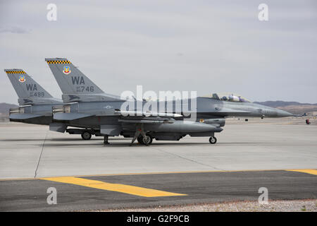 Zwei Flugzeuge der US Air Force F - 16C vom 16. Waffen Geschwader, 57. Flügel unterziehen Preflight-Prüfungen auf Nellis Air Force Base, Nev Stockfoto