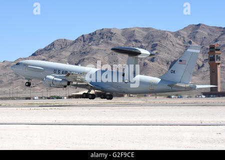 Ein US-Air Force E-3A Sentry AWACS aus 552nd Air Control Wing, abheben von Nellis Air Force Base, Nevada, während Red Flag 2 Stockfoto