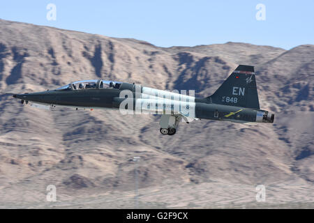 Ein T - 38C von 80. Flying Training Wing der US Air Force, ausziehen von Nellis Air Force Base, Nevada, während Übung rot Stockfoto