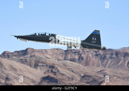 Ein T - 38C von 80. Flying Training Wing der US Air Force, ausziehen von Nellis Air Force Base, Nevada, während Übung rot Stockfoto