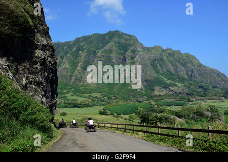 Eine Gruppe von ATV Quad Fahrer nehmen auf dem Trail in der Nähe von Ko'olau Bereich in Oahu, Hawaii. Stockfoto