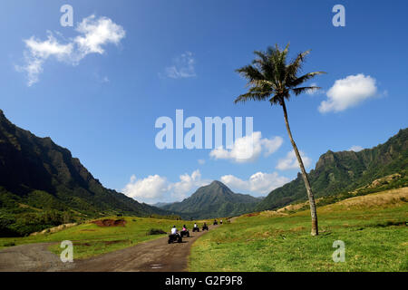 Eine Gruppe von ATV Quad Fahrer nehmen auf dem Trail in der Nähe von Ko'olau Bereich in Oahu, Hawaii. Stockfoto