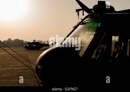 Silhouette der Hellenic Air Force-Suche und Rettung Hubschrauber, Araxos, Griechenland. Stockfoto