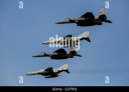 Eine gemischte Formation der US Air Force F-15E Strike Eagle und Hellenic Air Force F-4E Phantom während des Trainings KARAISKAKI 2016 in A Stockfoto