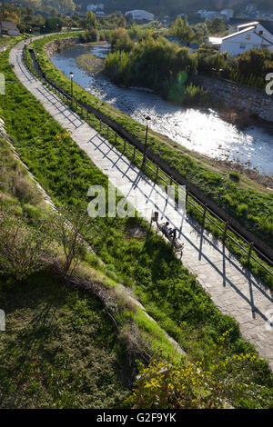 Villafranca del Bierzo, Spanien: Gehweg entlang des Rio Burbia. Stockfoto