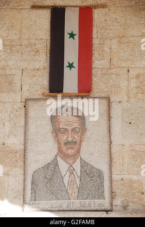 Al-Ma'ara - Mosaik-Museum, Mosaik Portrait von Präsident Hafez al-Assad mit syrischen Flagge Stockfoto