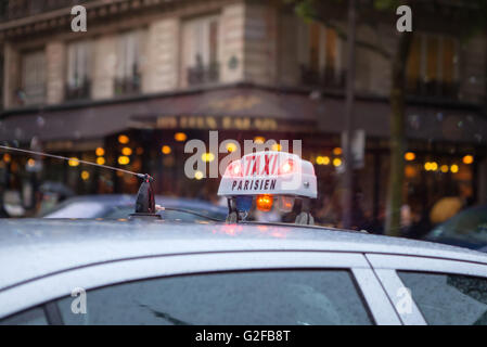 Paris-Taxi singen auf dem Dach eines Transport-Autos in der französischen Hauptstadt. Stockfoto