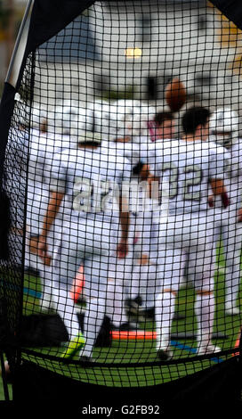 Fußball-Spieler durch die Punter Praxis net gesehen Stockfoto