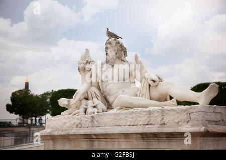 Die Statue Le Tibre im Jardin des Tuileries in Paris. Diese 1690 Marmorskulptur von Pierre Bourdict feiert Rom des Flusses Tiber. Stockfoto