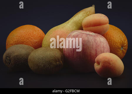 Obst-Stilleben auf schwarzem Hintergrund Stockfoto