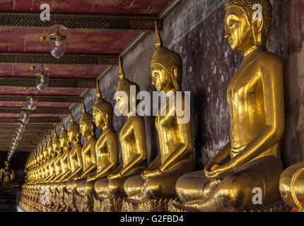 Goldenen Buddhas im Wat Suthat, Bangkok, Thailand Stockfoto