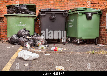 Überquellenden kommerzielle Mülltonnen auf der Straße in Hereford, Herefordshire, England, UK Stockfoto