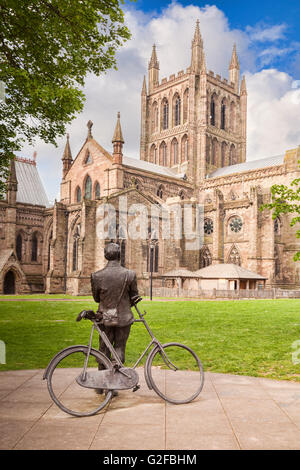 Statue von Sir Edward Elgar, von Chris Ammonds und Hereford Kathedrale, die Kathedrale Kirche von Saint Mary the Virgin und Saint... Stockfoto