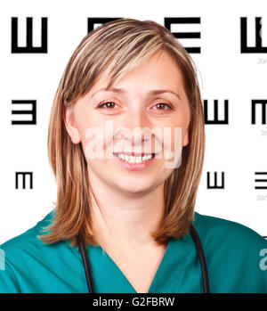 Porträt des lächelnden Optometrists auf weißen Lächeln Stockfoto