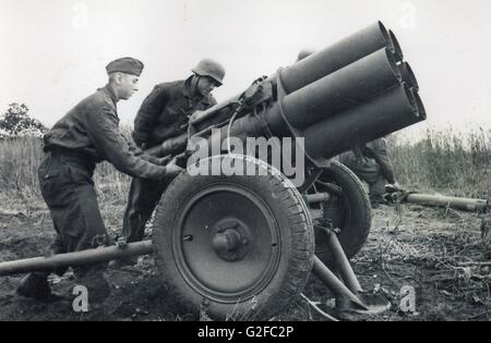 Deutsche Soldaten laden einen Nebelwerfer Raketenwerfer an der russischen Front 1943 Stockfoto