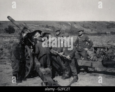 Deutsche Soldaten laden eine Artillerie-Kanone an der russischen Front 1943 Stockfoto