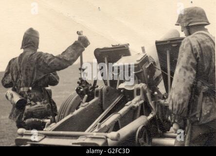 Waffen SS schwere Infanterie Gewehr Crew Eastern Front 1942 Camouflage Stockfoto