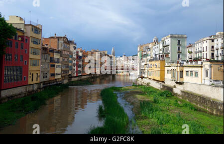 Girona, Spanien. Fluss Onyar im Stadtzentrum Stockfoto