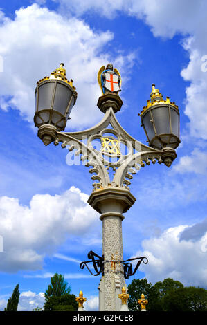 Straßenlaternen auf Lendal Bridge im Stadtzentrum von York, UK Stockfoto