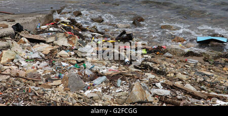 Es ist ein Foto von der Verschmutzung in Hong Kong in Clear Water Bay am Strand Stockfoto