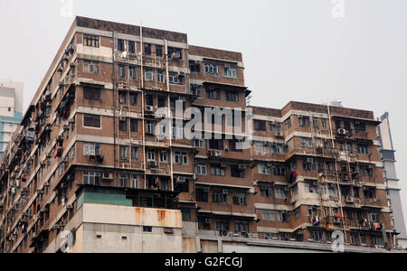 Es ist ein Foto von einem alten Viertel in Hong Kong. Wir sehen alte Gebäude Stockfoto