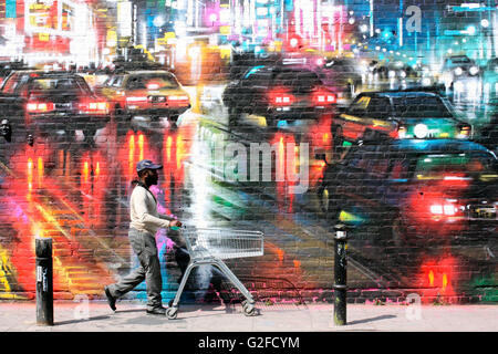 Mann mit einem leeren Einkaufswagen zu Fuß Vergangenheit Streetart mit dem Titel "London Rush" auf Hanbury Street in East London Stockfoto