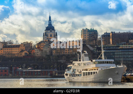 Große touristische Schiff vor Anker im Hafen von Stockholm, Schweden Stockfoto